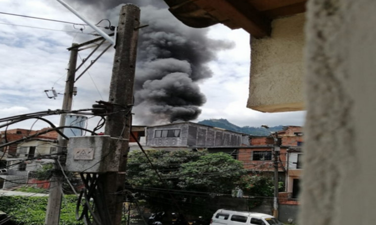 Video: Incendio en el barrio Santander, una fábrica del sector resultó afectada