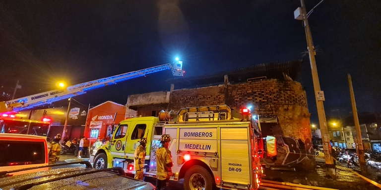 FOTOS: Se presentó un fuerte incendio en un depósito de chatarra en el sector de La Bayadera