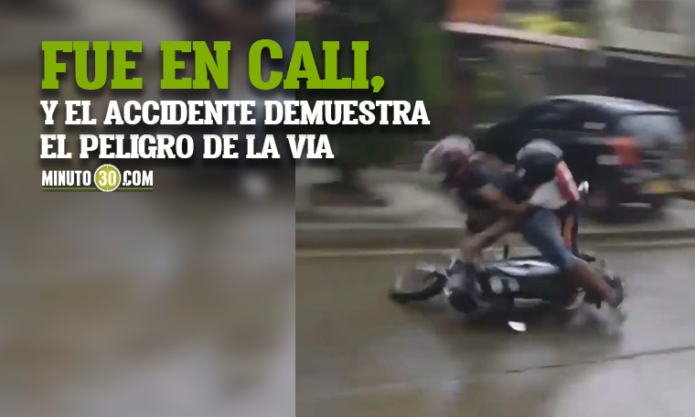 Video: Mientras grababa el mal estado de una vía, un hombre y un niño se cayeron mientras iban en una moto