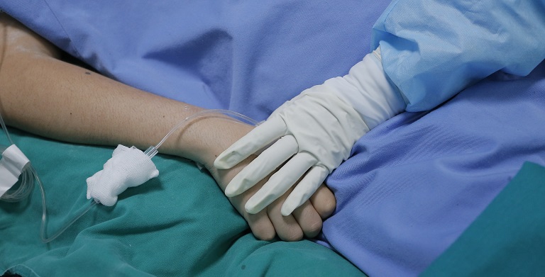 segunda ola del COVID lleva a Perú a rebasar los 100.000 fallecidos