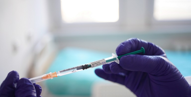 Personas vacunadas contra la covid pueden contagiar a otras,