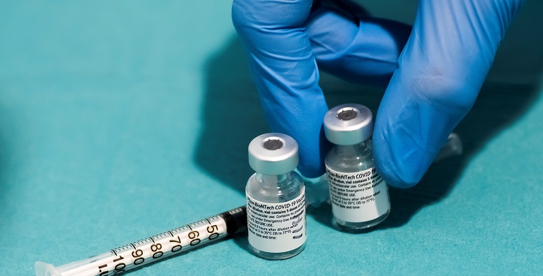 La vacuna de Pfizer tiene protección reducida contra la variante sudafricana 1 Vacunación COVID en Bogotá En Europa bajan levemente los contagios COVID pero sigue la polémica sobre las vacunas