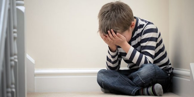 ¡Desgraciado! Hombre abusaba de un niño sordo y lo grababa para comercializarlo