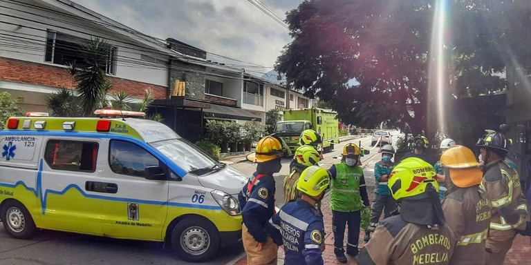 EN FOTOS: Los bomberos atendieron una emergencia por reguero de químico en una obra de El Poblado