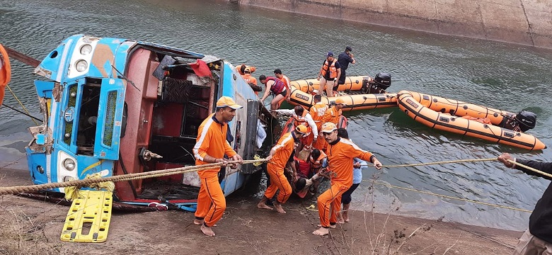 Aumentan a 45 los muertos al caer un autobús a un canal de agua en la India