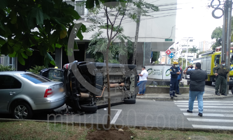 ¡Tremendo choque! Por Astorga varios carros se chocaron y uno terminó volcado