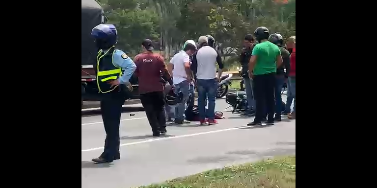 VIDEO: ¡Tremendo taco! Accidente de tránsito con motociclista en la Autopista Sur