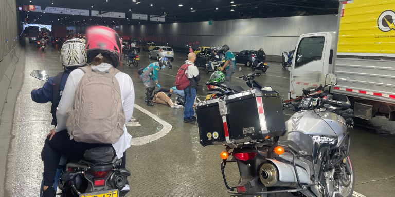 FOTOS: ¡Se armó tremendo taco! Tres motos se accidentaron en el deprimido de Parques del Río