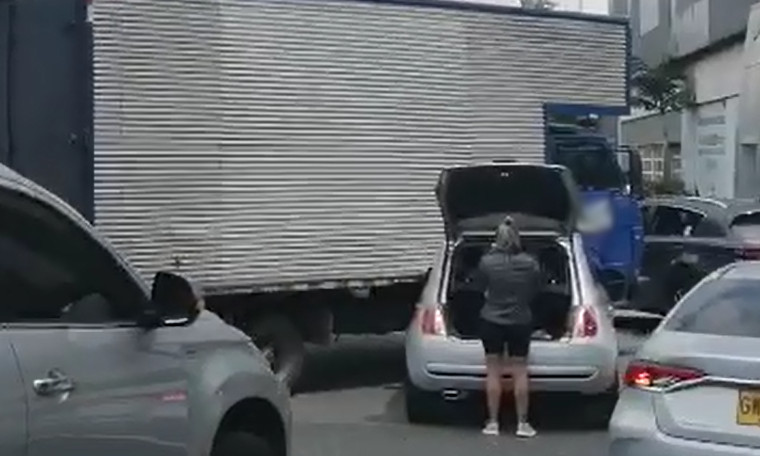 EN VIDEO: ¡Que ‘taquito’! Por un choque hay congestión vehicular en la ‘oreja’ de Monterrey
