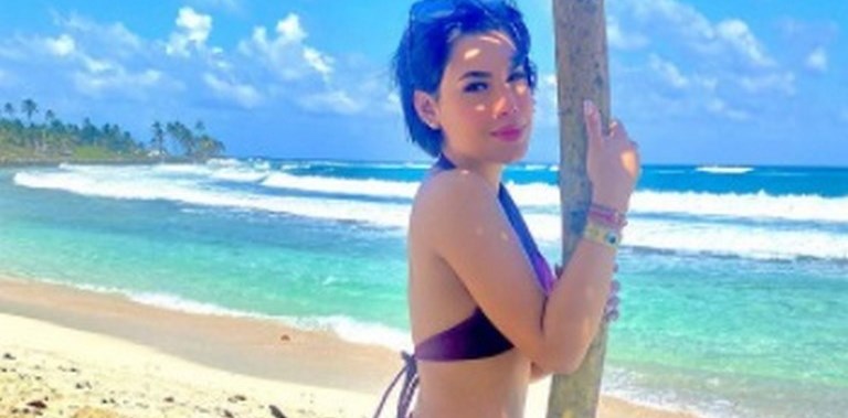 Fotos. La “extraña” pose de Ana del Castillo sobre un yate