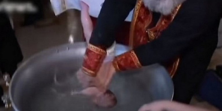 Bebé de seis semanas de nacido falleció tras un “peligroso” ritual de bautismo