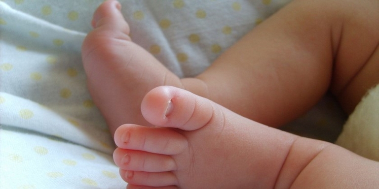 ¡Muy desalmada! Arrestan a mujer que intentó ahogar a su bebé de 7 meses en un río