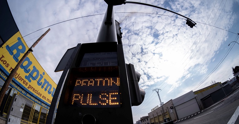 El riesgo de contagio por tocar botones o pulsadores públicos es bajo, según un estudio