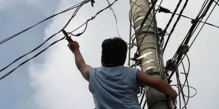 ¡Son los que dejan sin internet a la gente! Cogieron dos habitantes de calle en El Retiro, con 190 kilos de cobre