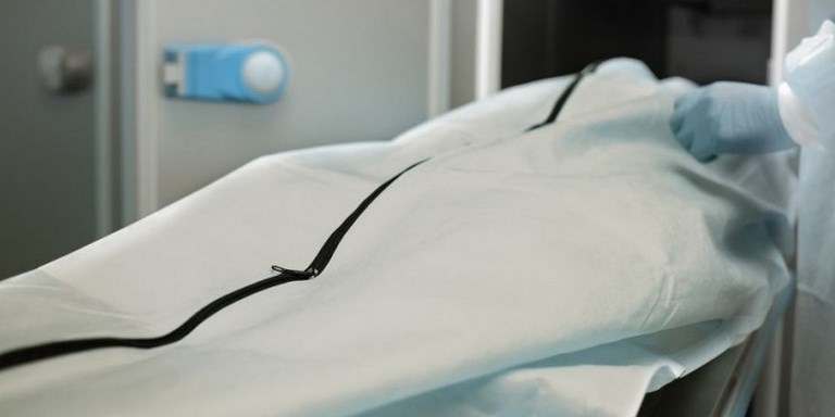 El cadáver de un hombre pasó dos meses sobre su cama luego de que la funeraria “olvidara” recogerlo