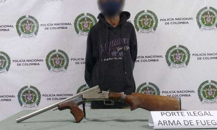 ¡Más grande el arma que él! Este iba dizque bien campante con una escopeta en una bolsa 1 capturado con una escopeta