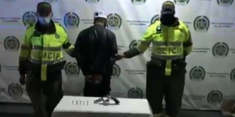 VIDEO. ¡'Se paniqueó'!, lo capturaron con revolver en el Transmilenio 1 capturado revolver