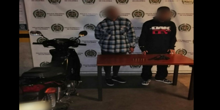 ¿Se asustaron? Iban armados, vieron a la Policía y tiraron el arma 1 ¿Se asustaron? Iban armados, vieron a la Policía y tirar el arma