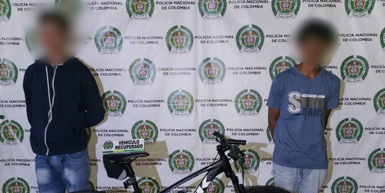 Foto: ¡Qué buena! Policía capturó a dos ladrones que se habían robado una bici en Las Vegas 1 policía