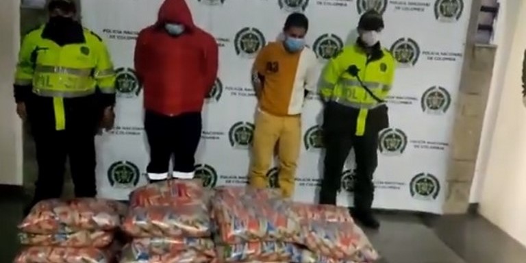 VIDEO: ¡Qué ‘biblias’! Se quedaron sin trabajo por hurtar 28 pacas de arroz de una bodega