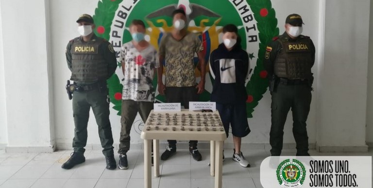 Se iban a 'volar' con más de 300 gramos de marihuana en un morral, pero les pusieron 'tatequieto' 1 Los capturaron por llevar marihuana en morral