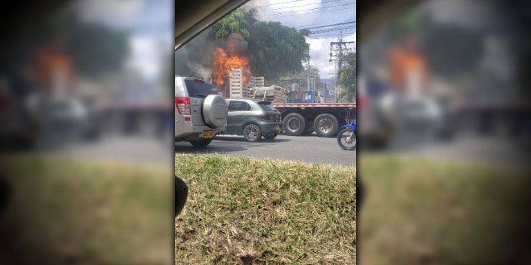 VIDEO: ¡Tremenda chimenea! Se prendió un carro en la Regional, poco antes de La Aguacatala
