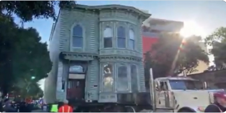 VIDEO: Hombre se mudó con todo y casa, así trasladó su vivienda de 2 pisos a siete cuadras