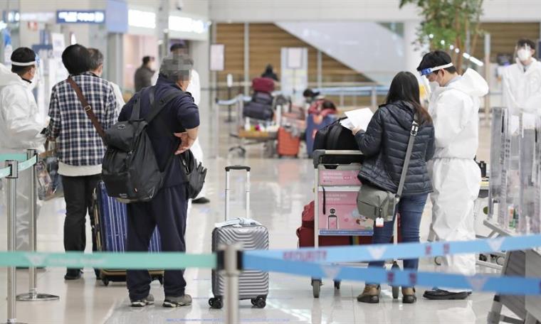 Los casos globales caen por sexta semana consecutiva y las muertes bajan un 20 % 1 casos globales covid