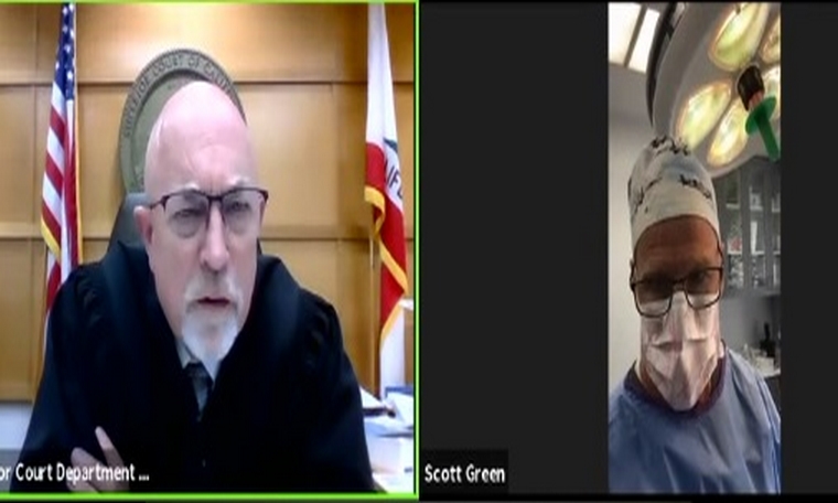 ¿Quedaría bien operado? Cirujano se conectó a audiencia virtual mientras intervenía a un paciente