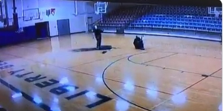 VIDEO. La increíble encesta de un trabajador de colegio: de espaldas desde la mitad de la cancha