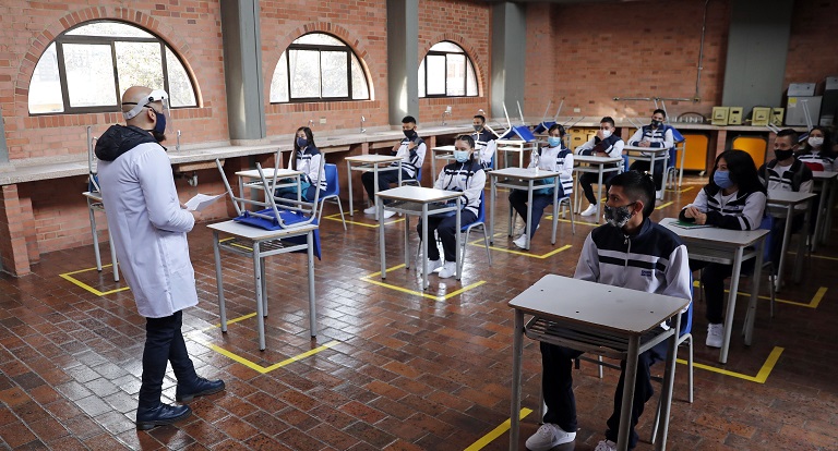 reabre Bogotá sus colegios públicos en pandemia