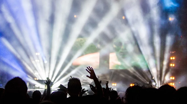 Con tres conciertos de más de 1.000 espectadores probará Francia el regreso de los eventos