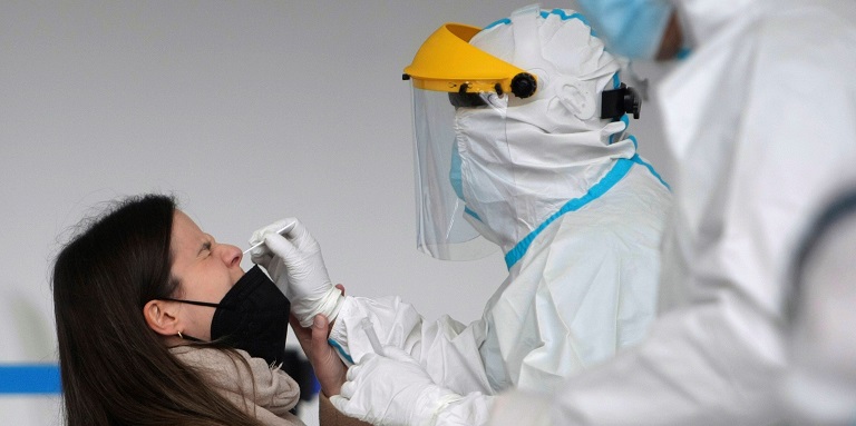 La OMS registra la cifra más baja de casos diarios de COVID en cuatro meses 1 La OMS cree que es "prematuro" predecir el fin de la COVID en 2022 _ La OMS registra la cifra más baja de casos diarios de COVID en cuatro meses
