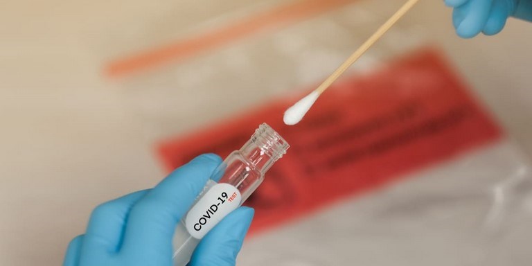 Intentó asesinar a su jefe con saliva que le compró a un paciente con Covid-19