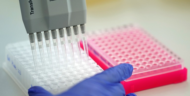 Reino Unido autoriza infectar a personas sanas para probar fármacos anticovid