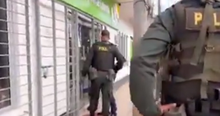 ¡La propia colombianada! en Cauca un borracho encontró abierta la sede del Banco Agrario y entró a dormir 1 en Cauca un borracho encontró abierta la sede del Banco Agrario y entró a dormir