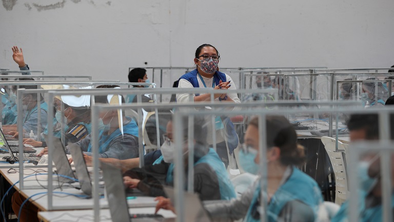 Lasso acorta a 4.252 votos la diferencia con Pérez en las elecciones de Ecuador