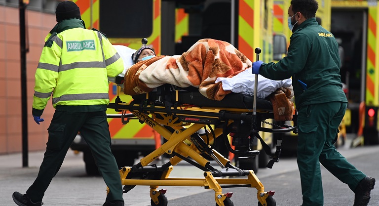 Dos fármacos reducen a la mitad las muertes en los casos más graves de covid