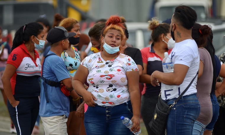 Casi 80 muertos en enfrentamientos entre bandas en prisiones de Ecuador