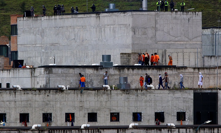 Casi 80 muertos en enfrentamientos entre bandas en prisiones de Ecuador