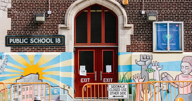 Nueva York reanudará la educación presencial en la escuela secundaria pública