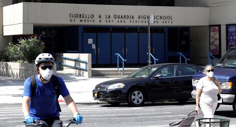 EE.UU. recomienda reabrir las escuelas con uso obligatorio de mascarillas