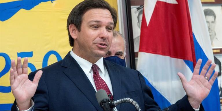 El gobernador de Florida se opone a una posible restricción de viajes por la covid-19