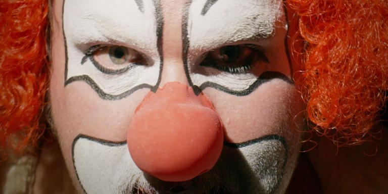 Hombre violó a una mujer y dos días después volvió a su casa disfrazado de payaso para robarla