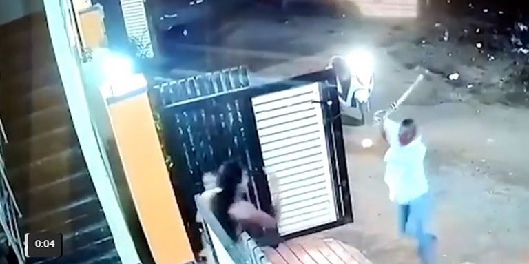 VIDEO. Hombre atacó con un hacha a una mujer porque lo había rechazado