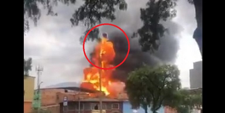 VIDEOS: ¡Hasta un carro ‘voló’! Incendio de grandes magnitudes en fábrica del sector de Quiroga en Bogotá