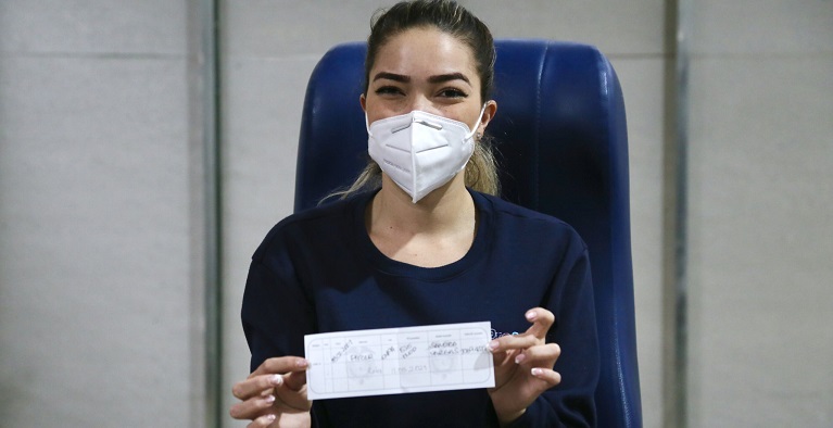 Jina Marcela Cataño, la primera persona vacunada contra la covid en Sabaneta 1 Jina Marcela Cataño, la primera persona vacunada contra la covid en Sabaneta