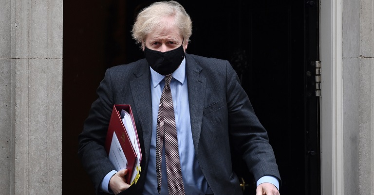 Johnson dice que “no es práctico” cerrar las fronteras ante las nuevas variantes del COVID