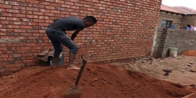 Joven trabajó para comprarse el uniforme y los útiles para el colegio y su historia se vuelve viral