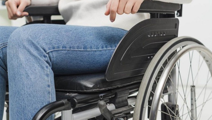 Una bogotana recorre 20 kilómetros en su silla de ruedas todas las noches para llegar a su casa